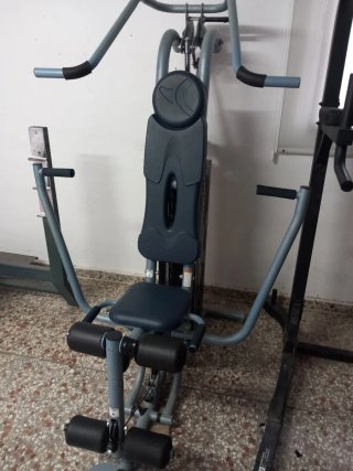 Bancos de pesas y rack gimnasio completo.