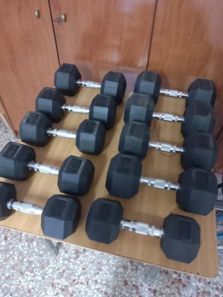Bancos de pesas y rack gimnasio completo.