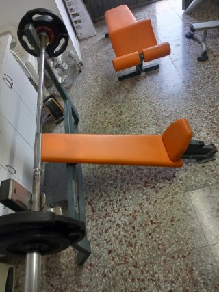 Bancos de pesas y rack gimnasio completo.