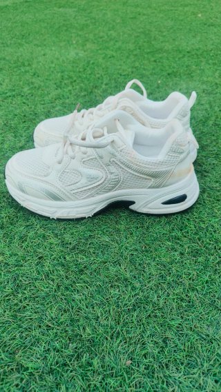 Zapatillas deportivas blancas y negras