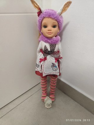 Muñeca con orejas de conejo