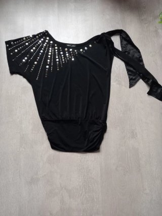 Camiseta negra con pedrería y lazo