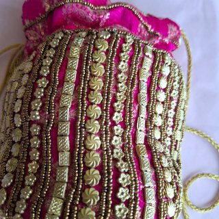 Bolso bombonera fucsia y dorado