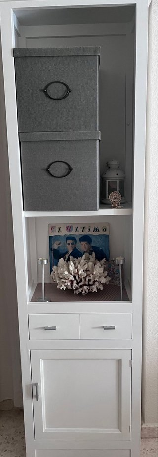 Mueble de pino blanco y gris