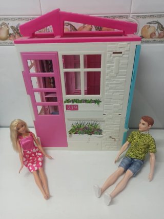 Casa de muñecas con muñecos