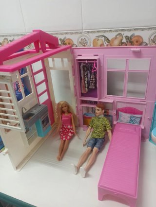 Casa de muñecas con muñecos