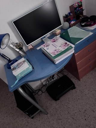 Escritorio azul y madera