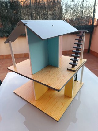 Casa de muñecas de madera