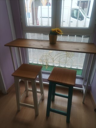Mesa alta 50x50 cm y 2 taburetes madera natural