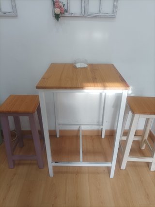 Mesa alta 50x50 cm y 2 taburetes madera natural
