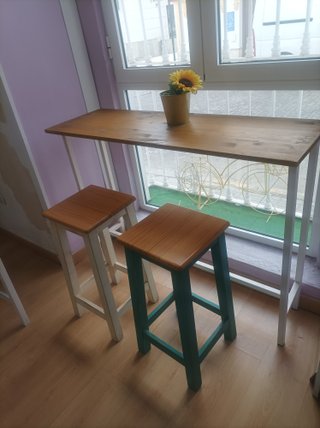 Mesa alta 50x50 cm y 2 taburetes madera natural