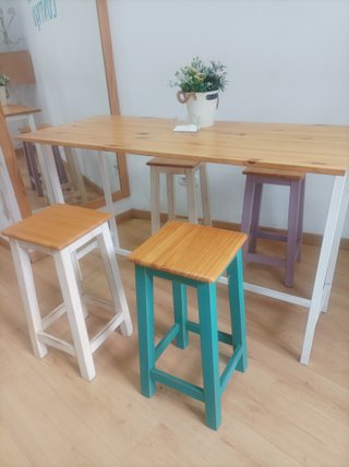 Mesa alta 50x50 cm y 2 taburetes madera natural