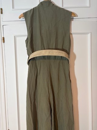 Mono Zara verde con cinturón beige (Envio Inpost)