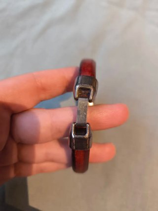 Pulsera de cuero Indiane con detalles plateados