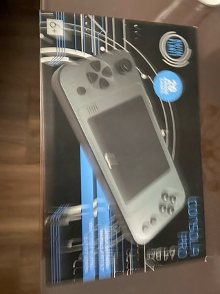 Consola Portátil Gris y Blanca