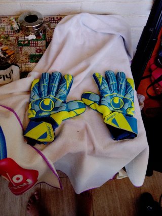 Botas de fútbol y guantes de portero