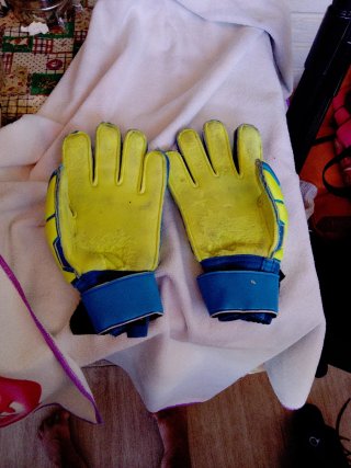 Botas de fútbol y guantes de portero