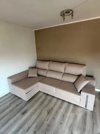 Sofá modular gris con 2 otomanas