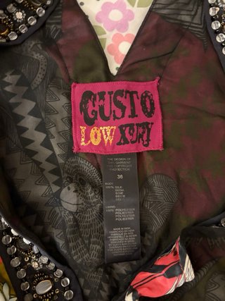 Vestido mini estampado y pedrería