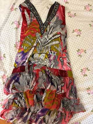 Vestido mini estampado y pedrería