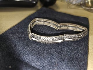 Brazalete Vintage Plateado con Detalles Blancos