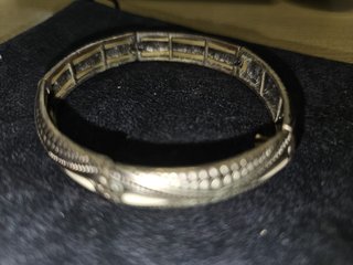 Brazalete Vintage Plateado con Detalles Blancos