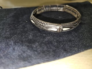Brazalete Vintage Plateado con Detalles Blancos