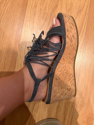 Sandalias cuña azules con flecos de ante