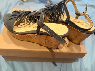 Sandalias cuña azules con flecos de ante