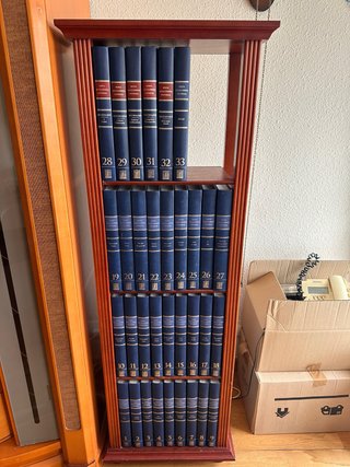 Enciclopedia Universal con estantería de madera