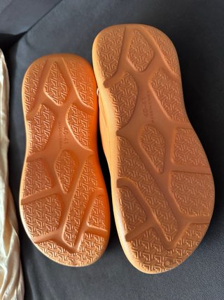 Zapatillas naranjas con cordones