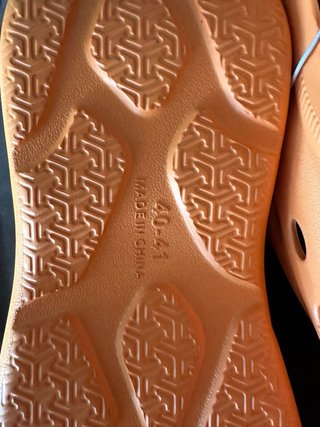 Zapatillas naranjas con cordones