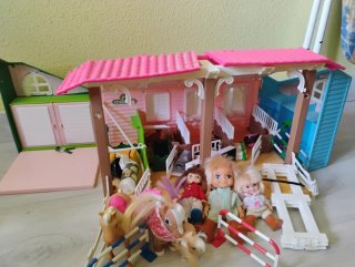 Granja Barriguitas con muñecas y caballos