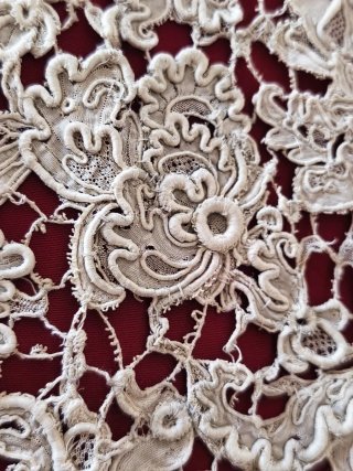 Encaje muy antiguo punto de Venecia en relieve.