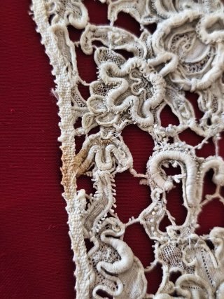 Encaje muy antiguo punto de Venecia en relieve.