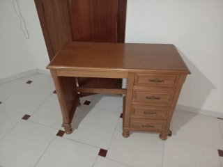 Escritorio de madera con cajones