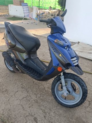 Beta Ark 49cc Scooter Azul