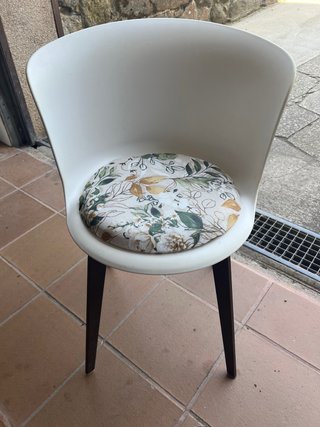 Sillas de terraza blancas y multicolor