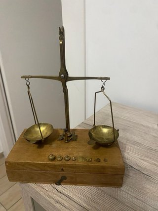 Bilancia antica in ottone con pesi