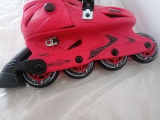 Patines en línea rojos y negros ajustables