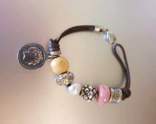Pulsera cuero marrón con charms