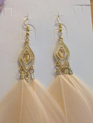 Pendientes largos plumas dorados