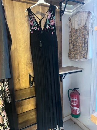 Vestido largo negro bordado