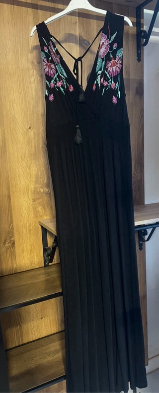 Vestido largo negro bordado