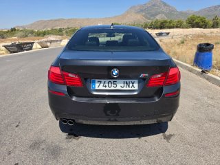 BMW 520d volante a la derecha