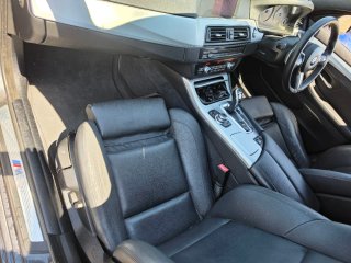 BMW 520d volante a la derecha