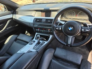 BMW 520d volante a la derecha