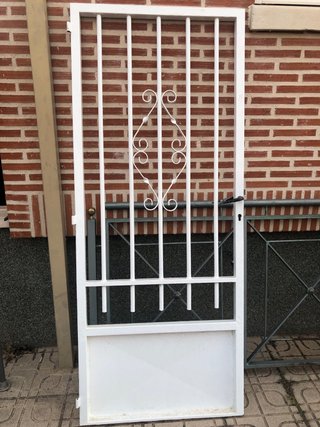 Puerta reja hierro forjado blanca para exteriores