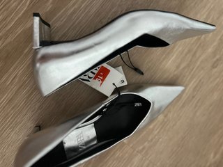 Zapatos tacón Zara plateados talla 38