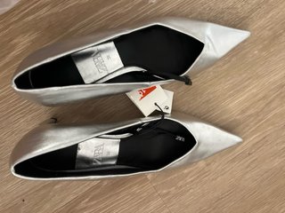 Zapatos tacón Zara plateados talla 38